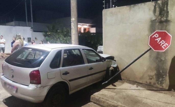 Motorista com sintomas de embriaguez colide automóvel contra muro de residência e ameaça família; em Patos de Minas