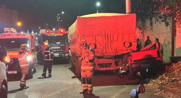 Motorista de 19 anos morre após colidir automóvel contra traseira de caminhão estacionado na Avenida Fátima Porto; em Patos de Minas 