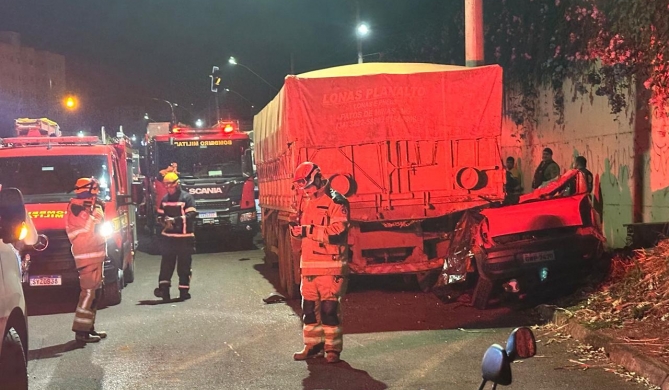 Motorista de 19 anos morre após colidir automóvel contra traseira de caminhão estacionado na Avenida Fátima Porto; em Patos de Minas 