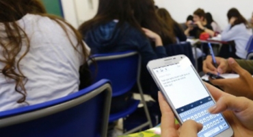 Educadores elogiam possível restrição ao uso de celulares nas escolas