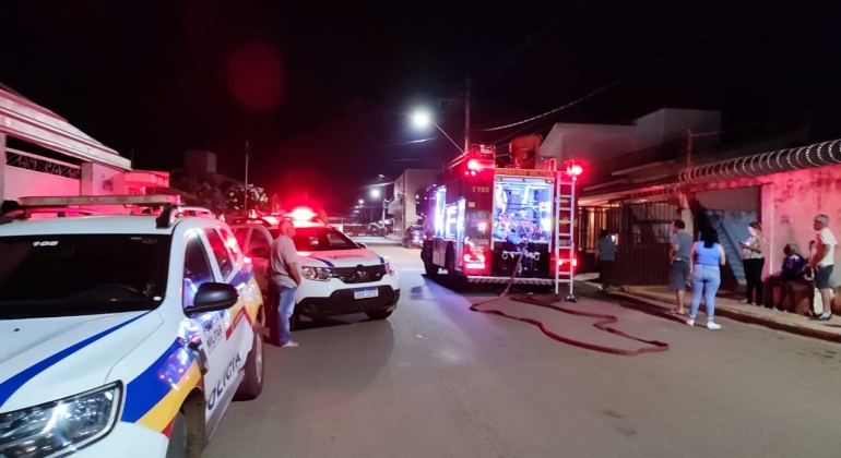 Corpo de Bombeiros é acionado para apagar incêndio em residência na cidade de Lagoa Formosa 