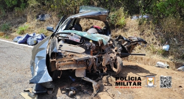 Acidente entre carro e caminhão na  LMG-737 entre Guimarânia e Cruzeiro da Fortaleza deixa homem gravemente ferido 