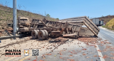 Serra do Salitre - Pneu estoura, condutor perde o controle direcional e caminhão tomba na BR-146