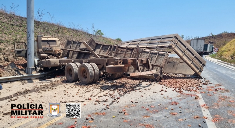 Serra do Salitre - Pneu estoura, condutor perde o controle direcional e caminhão tomba na BR-146