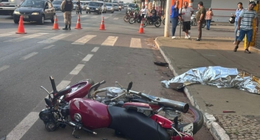 Motoqueiro avança sinal vermelho em Patos de Minas, colide contra automóvel e mulher de 62 anos que estava na garupa morre 