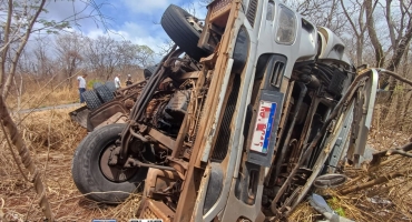 Lagoa Grande - Caminhão bitrem sofre falha no sistema de freios, condutor perde controle direcional e veículo e tomba na MG-410