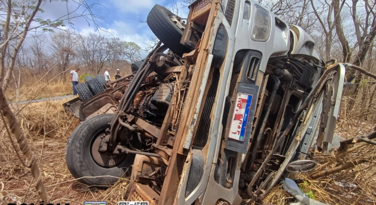 Lagoa Grande - Caminhão bitrem sofre falha no sistema de freios, condutor perde controle direcional e veículo e tomba na MG-410