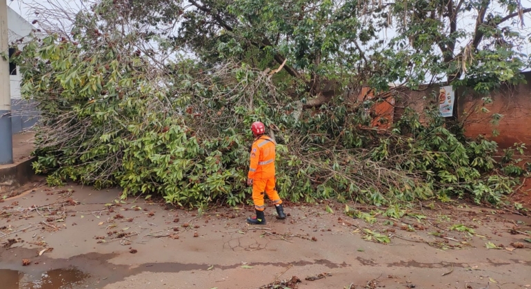 Corpo de Bombeiros alerta sobre os perigos no trânsito durante o período chuvoso 