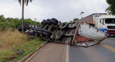 Carreta que transportava roupas íntimas tomba na BR-365 e motorista fica ferido