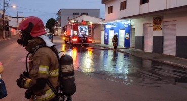 Bombeiros combatem incêndio em apartamento no bairro Planalto em Presidente Olegário