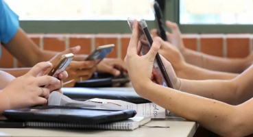 Pesquisa aponta que 8 em cada 10 adultos defendem proibição de celulares em escolas