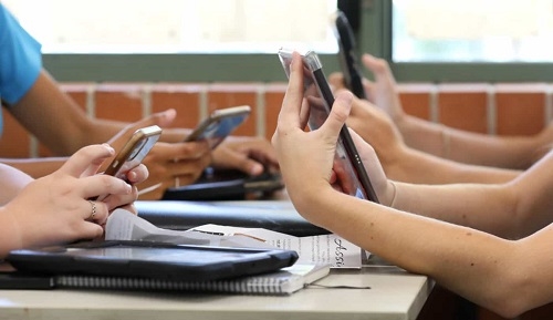 Pesquisa aponta que 8 em cada 10 adultos defendem proibição de celulares em escolas