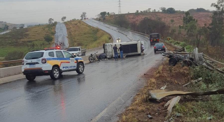 Debaixo de chuva motorista perde controle direcional e tomba veículo e reboque na BR-354; em Patos de Minas 