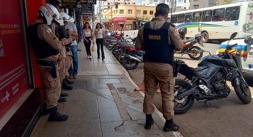 Bandidos cometem assalto em joalheria no centro de Patos de Minas 