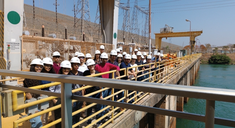 Alunos de graduação e do curso técnico visitam Usina Hidrelétrica em Três Marias