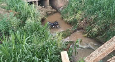 Motociclista cai dentro do córrego do Monjolo; em Patos de Minas