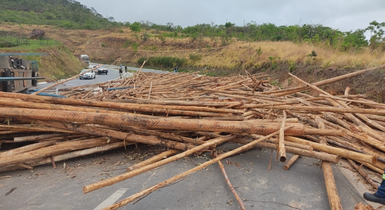 Rodotrem carregado com eucaliptos tomba na BR-146; em Serra do Salitre