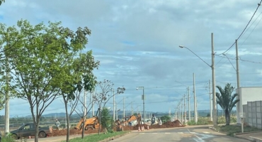 Carmo do Paranaíba – Veículo cai em buraco de obras da Alameda das Mansões e motorista se recusa a fazer teste do etilômetro