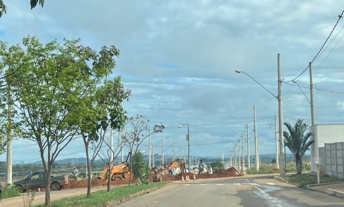 Carmo do Paranaíba – Veículo cai em buraco de obras da Alameda das Mansões e motorista se recusa a fazer teste do etilômetro