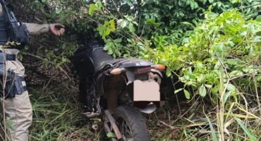 Jovem é preso e adolescente apreendido após roubo a entregador de lanches em Presidente Olegário