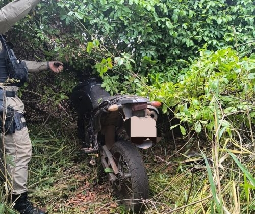 Jovem é preso e adolescente apreendido após roubo a entregador de lanches em Presidente Olegário