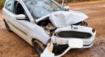 Motorista colide automóvel contra árvore após perder o controle direcional debaixo de chuva 