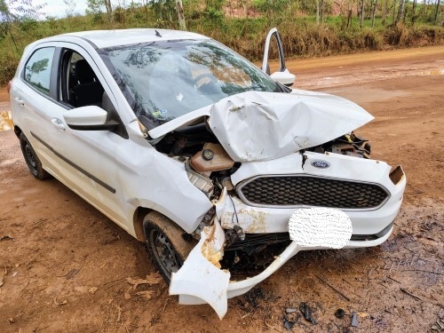 Motorista colide automóvel contra árvore após perder o controle direcional debaixo de chuva 