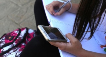 Comissão de Educação da Câmara aprova projeto que proíbe o uso de celulares em escolas