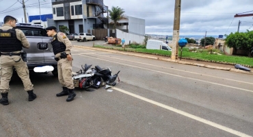 Moto colide na traseira de automóvel na Avenida Marabá e condutor sofre fratura exposta 