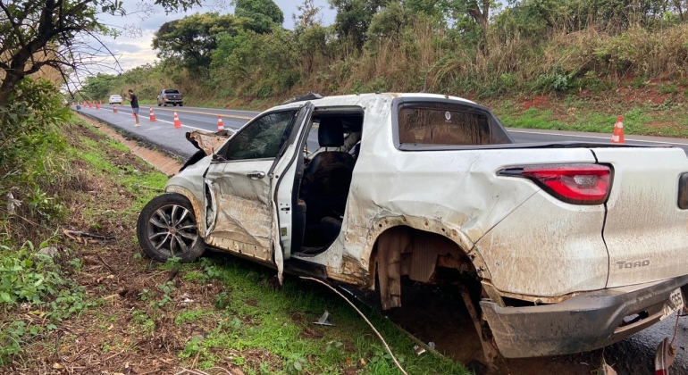 Motorista embriagada para veículo no meio da pista da BR-365 e provoca grave acidente envolvendo caminhonete com ocupantes de Lagoa Formosa