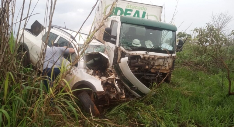Acidente fatal - Uma pessoa morre em acidente envolvendo carro e caminhão na BR-354; no município de Rio Paranaíba 