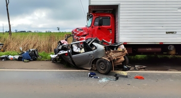 Acidente entre carro e caminhão na BR-365 no município de Patos de Minas mata duas pessoas e deixa uma gravemente ferida 