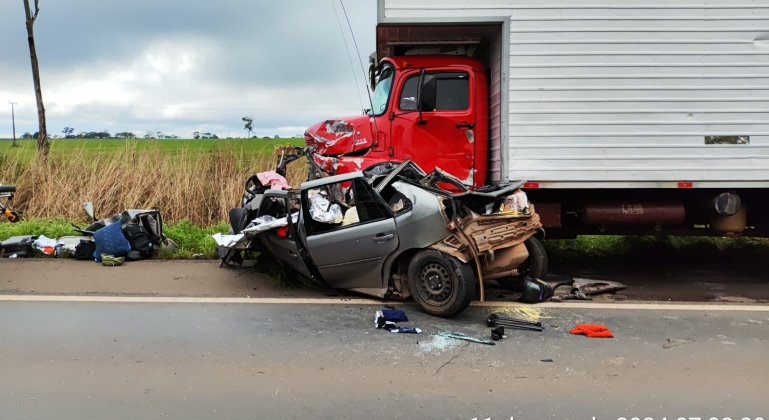 Acidente entre carro e caminhão na BR-365 no município de Patos de Minas mata duas pessoas e deixa uma gravemente ferida 