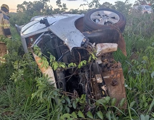 Guimarânia - Condutor capota veículo na BR-365 e fica gravemente ferido