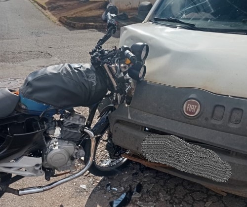 Patos de Minas - Colisão entre moto e carro deixa uma pessoa ferida no bairro Alvorada Patos de Minas - Colisão entre moto e carro deixa uma pessoa ferida no bairro Alvorada