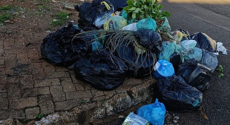 Lixo acumulado em Patos de Minas pela falta de coleta gera reclamações por toda cidade Lixo acumulado em Patos de Minas pela falta de coleta gera reclamações por toda cidade