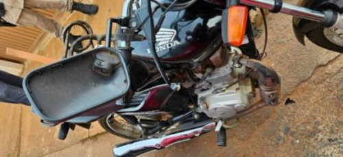 Condutora de motocicleta sofre graves ferimentos após avançar parada obrigatória e provocar acidente em Patos de Minas