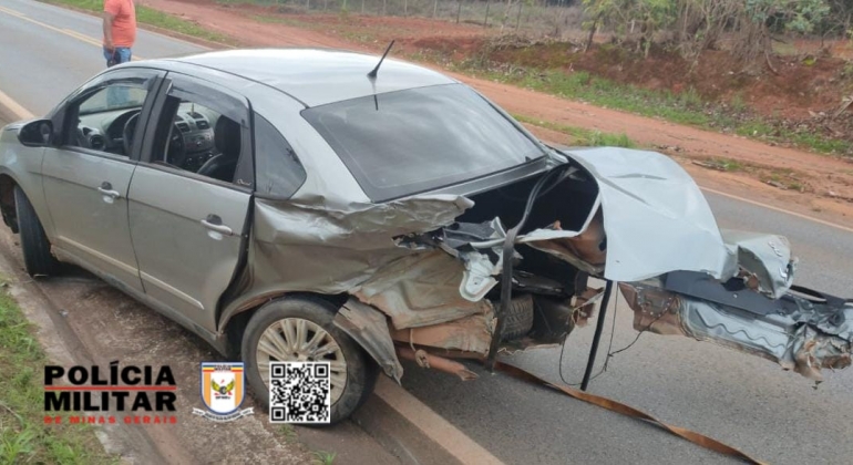 Veículo roda na pista e causa acidente na MG 410; em Presidente Olegário Veículo roda na pista e causa acidente na MG 410; em Presidente Olegário