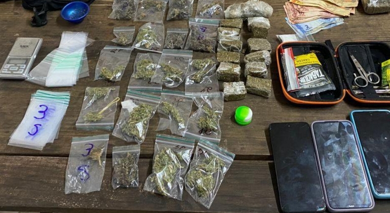 Força de combate ao crime organizado realiza megaoperação para desarticular quadrilha que comandava tráfico de drogas Força de combate ao crime organizado realiza megaoperação para desarticular quadrilha que comandava tráfico de drogas