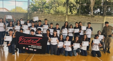 Alunos do 7º ano das Escolas Estaduais Coronel Cristiano e Marciano Brandão de Lagoa Formosa recebem certificados do PROERD