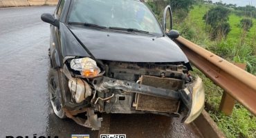 Motorista sofre acidente após pneu estourar na BR-354 no município de Patos de Minas Motorista sofre acidente após pneu estourar na BR-354 no município de Patos de Minas