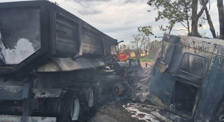 Acidente fatal na BR-262 deixa três mortos e um ferido Acidente fatal na BR-262 deixa três mortos e um ferido