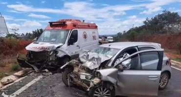 Ambulância do SAMU transportando paciente com parada cardíaca envolve em acidente e duas pessoas morrem 