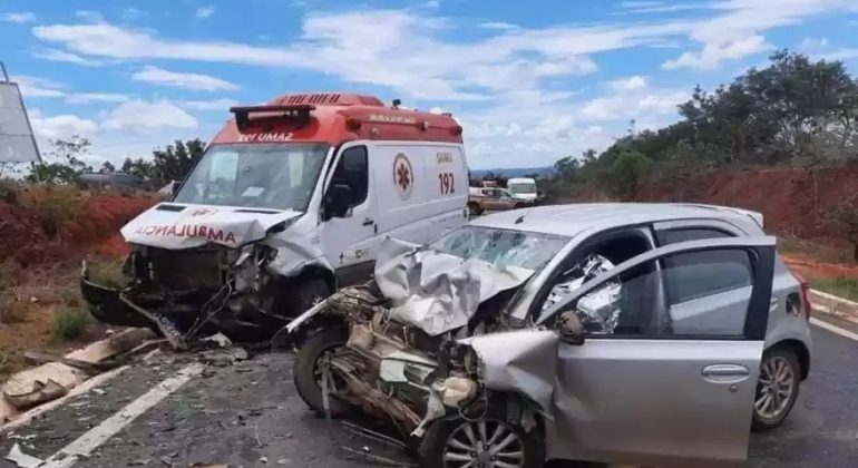 Ambulância do SAMU transportando paciente com parada cardíaca envolve em acidente e duas pessoas morrem Ambulância do SAMU transportando paciente com parada cardíaca envolve em acidente e duas pessoas morrem