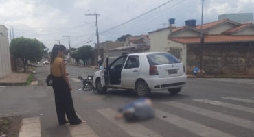 Patos de Minas - Colisão entre moto e veículo no Bairro Brasil deixa motociclista gravemente ferido