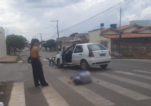 Patos de Minas - Colisão entre moto e veículo no Bairro Brasil deixa motociclista gravemente ferido Patos de Minas - Colisão entre moto e veículo no Bairro Brasil deixa motociclista gravemente ferido