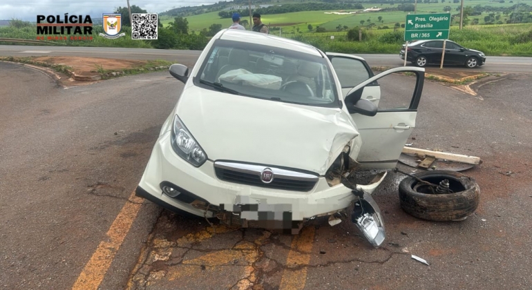  Duas jovens sofrem fraturas após motorista inabilitado perder controle direcional e atingir canteiro central de trevo na MGC-354