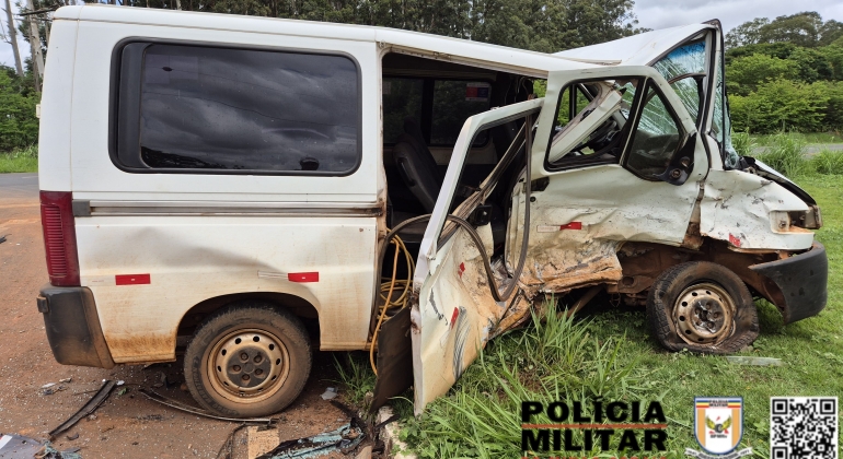 Romaria - Acidente envolvendo caminhonete e micro-ônibus na MG-190 deixa duas pessoas com ferimentos graves 