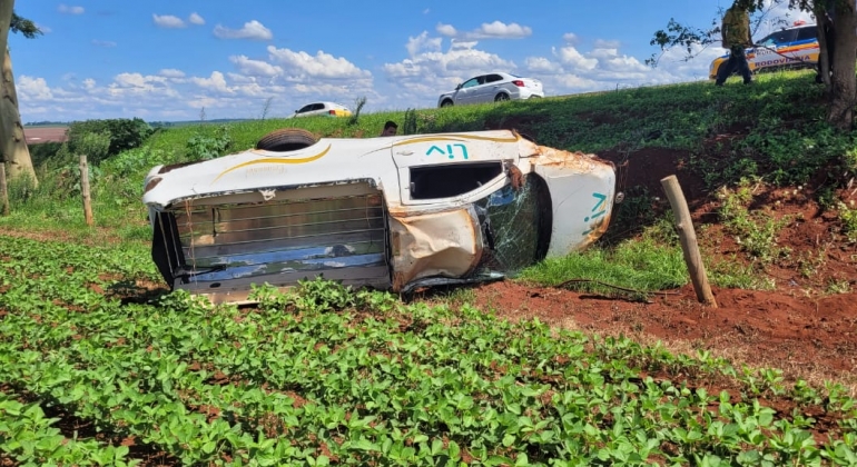 Veículo de funerária transportando corpo dentro de caixão capota na MG-226; no Triângulo Mineiro Veículo de funerária transportando corpo dentro de caixão capota na MG-226; no Triângulo Mineiro