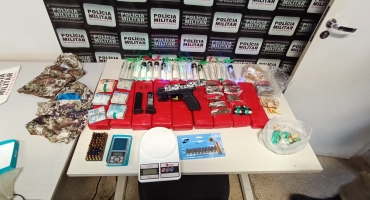 Três pessoas são presas por tráfico de drogas, roubo e com veículo clonado Três pessoas são presas por tráfico de drogas, roubo e com veículo clonado